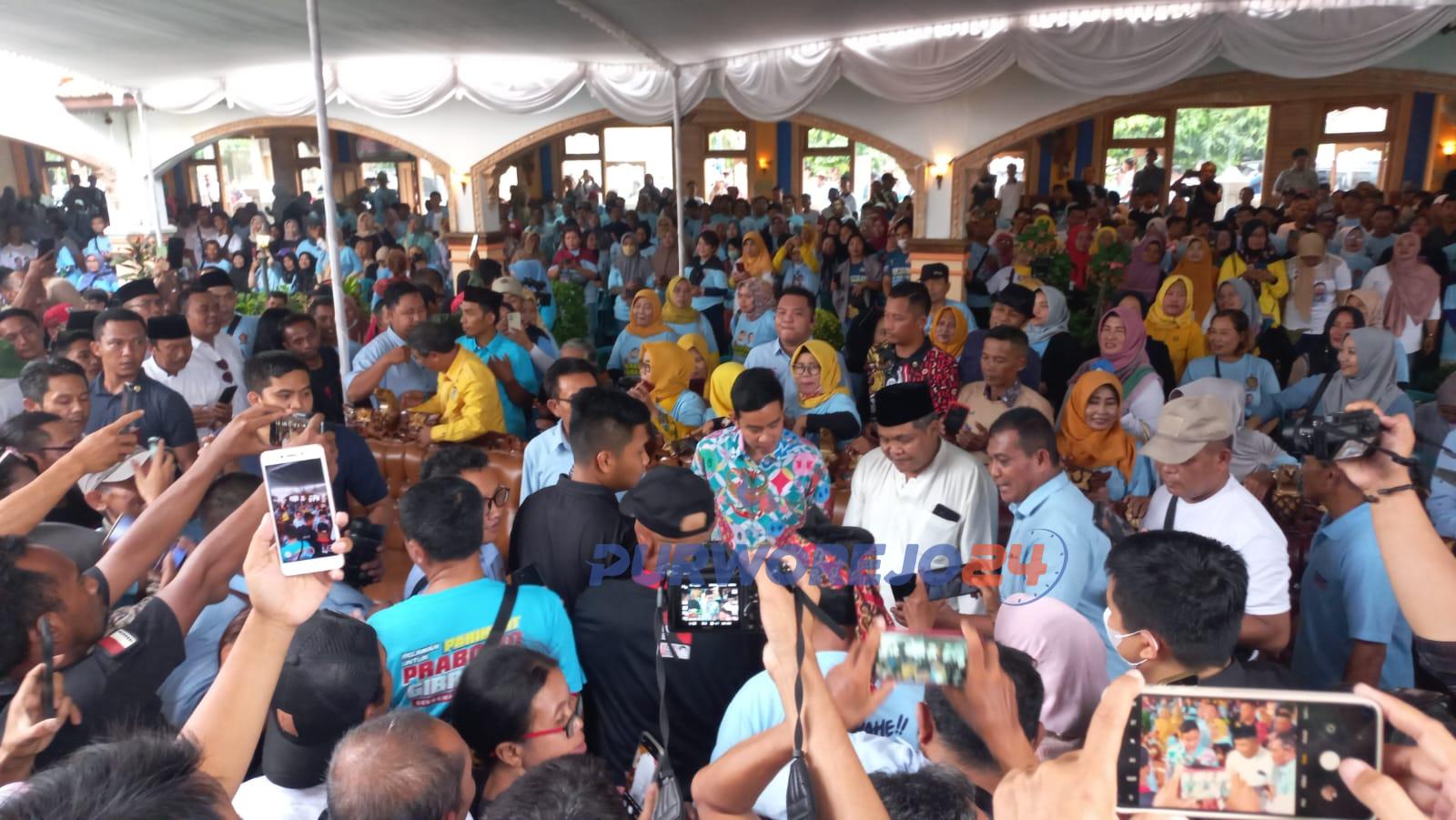 Cawapres Gibran saat berkunjung dan bertemu para relawan di Gedung Jati Indah, Purworejo, pada Rabu (24/1/2024)