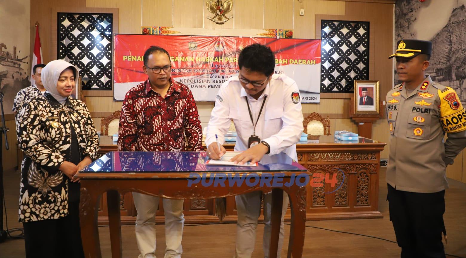 Ketua KPU Purworejo saat menandatangi kwitansi dana pemilihan umum tahun 2024