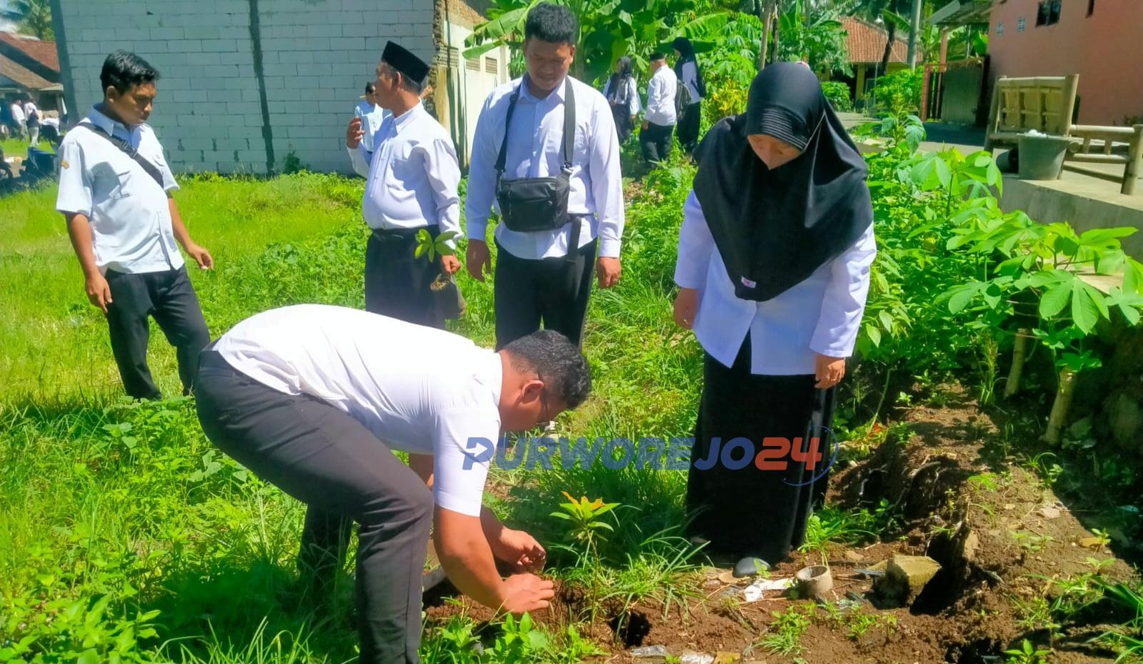 Usai dilantik, petugas KPPS di Kabupaten Purworejo melaksanakan penanaman pohon di sekitar TPS, pada Kamis (25/1/2024)