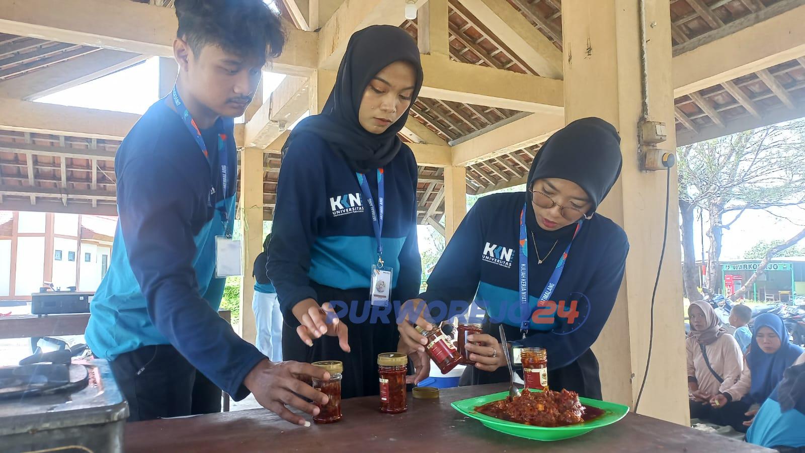 Mahasiswa saat praktek membuat sambal