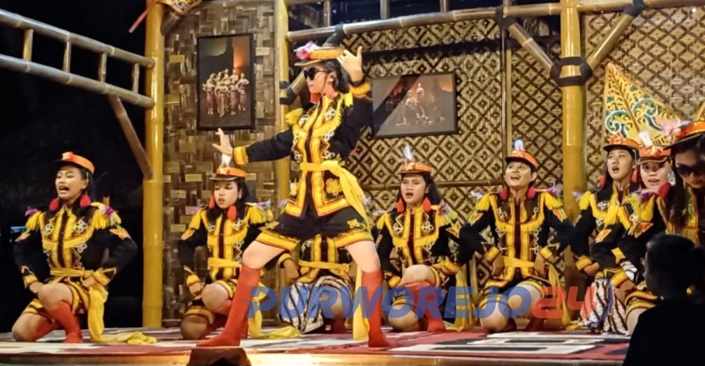 Pentas tari Dolalak, menjadi salah satu pertunjukan seni dalam Ilo Ilo Festival, di Saung Ilo Ilo/ Sanggar Isjwara, ikut Dusun Sembir, Desa Bugel, Kecamatan Bagelen, Purworejo, Jawa Tengah, pada Minggu (31/12/2023) malam.