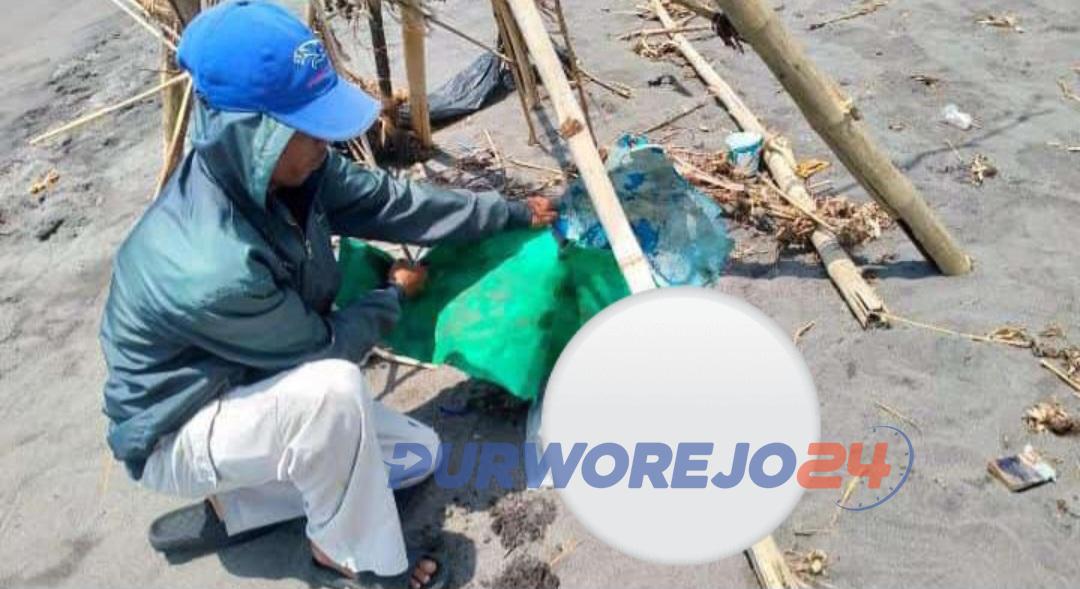 Petugas medis Puskesmas Ngombol saat memeriksa bayi yang ditemukan nelayan di tepi pantai Pasir Puncu ikut Desa Keburuhan, Kecamatan Ngombol, pada Senin (1/1/2024)