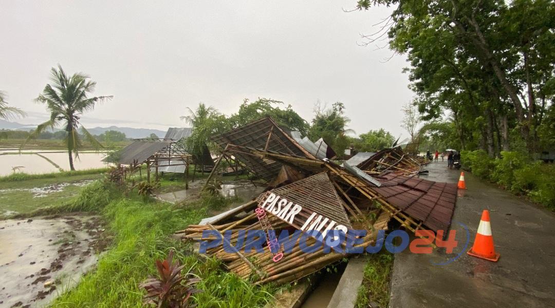 Hujan disertai angin kencang robohkan pasar Inis, pada Rabu (3/1/2024)