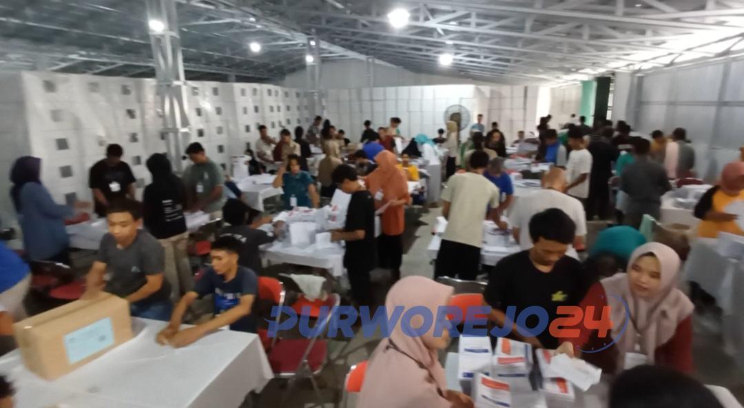 Tampaak ratusan petugas saat melakukan sortir dan pelipatan surat suara di Gudang Logistik KPU Kabupaten Purworejo, pada Sabtu (6/1/2023)