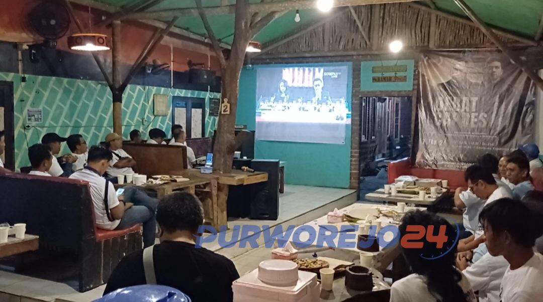 Suasana Relawan Bocahe Gibran Purworejo saat Nonton Bareng Debat Capres ke 3 di Cafe Iyut, pada Minggu (7/1/2024)