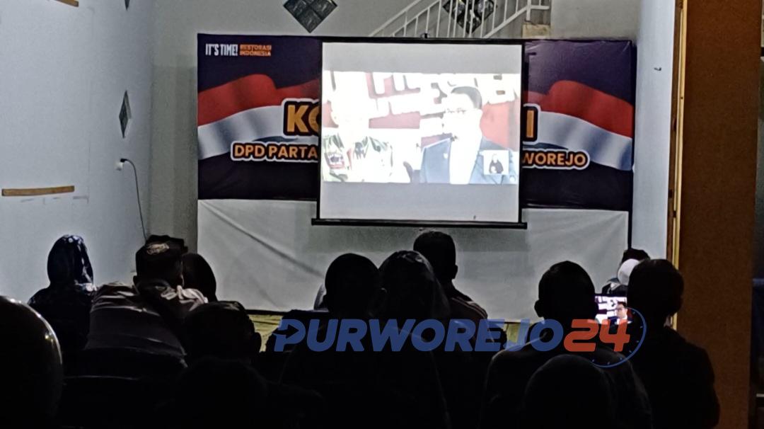 Suasana Nobar Debat Capres ke 3 di DPD Nasdem Purworejo, pada Minggu (7/1/2024) malam