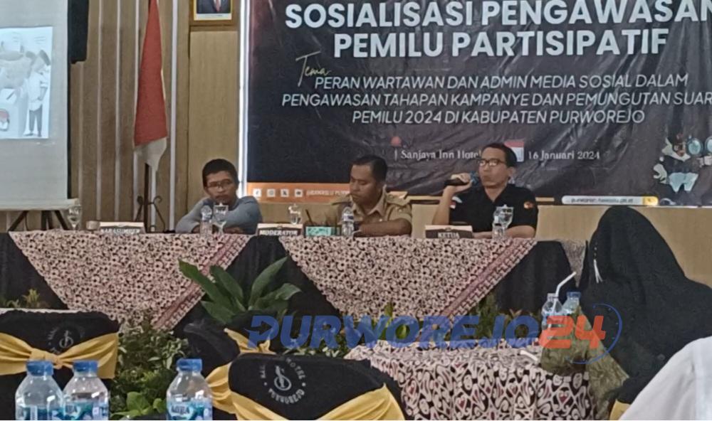Rinto Haryadi saat menyampaikan materi pada Sosialisasi Pengawasan Pemiliu Partisipatif oleh Bawaslu di Sanjaya In Purworejo, pada Selasa (16/1/2024).