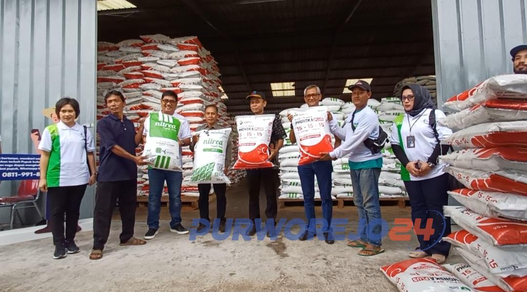 Simbolis pelayanan pembelian pupuk dalam acara gebyar diskon pupuk di GPP Purworejo, pada Kamis (18/1/2024)