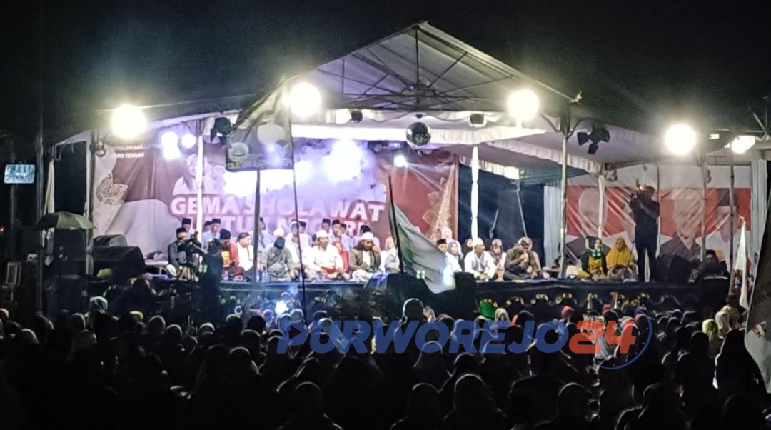 Ribuan warga ikut bersholawat bersama Sergap di lapangan Desa Wareng, Kecamatan Butuh, pada Selasa (23/1/2024) malam