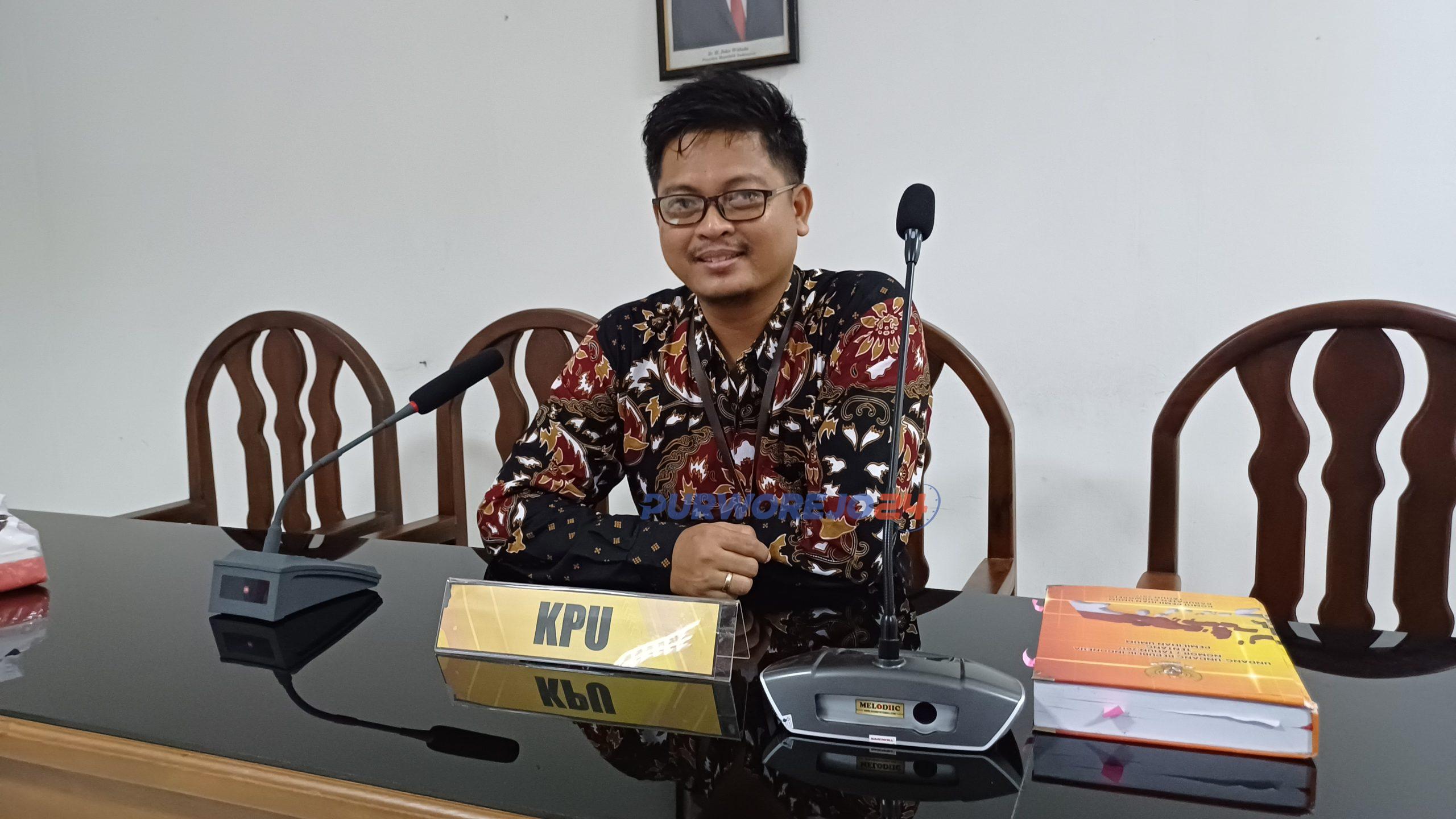 Ketua KPU Kabupaten Purworejo, Jarot Sarwosambodo, saat ditemui dikantornya pada Sabtu (17/2/2024)