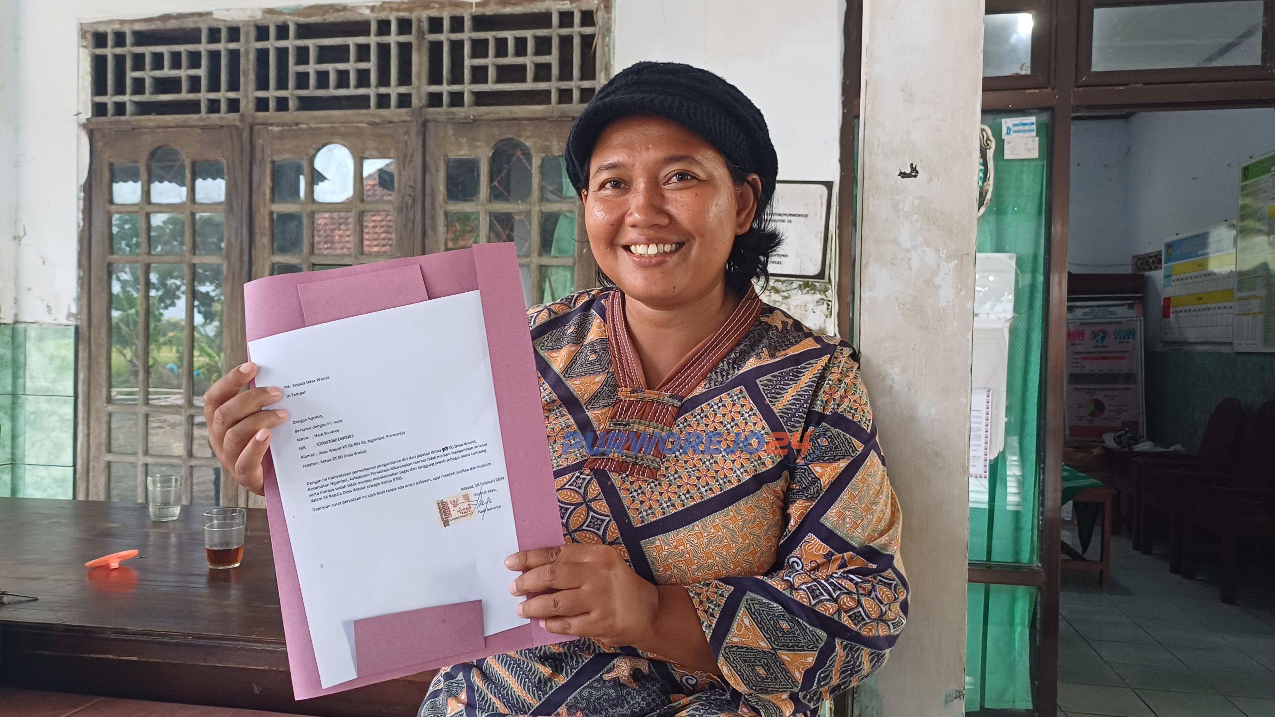 Kades Wasiat saat menunjukkan salah satu surat pengunduran Ketua RT dan Ketua RW