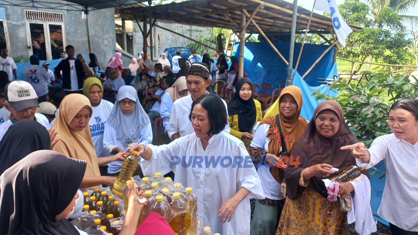 Suasana saat ibu ibu membeli minyak goreng murah