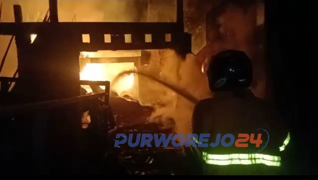 Petugas saat melakukan pemadaman