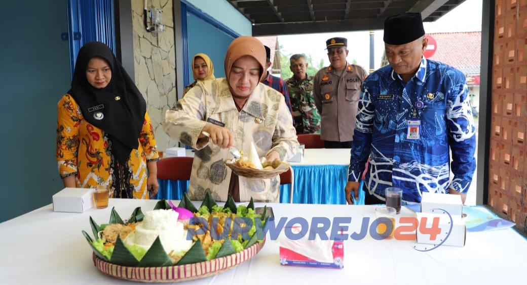 Prosesi pemotongan tumpeng dalam acara ngesupi terminal type C Purwodadi
