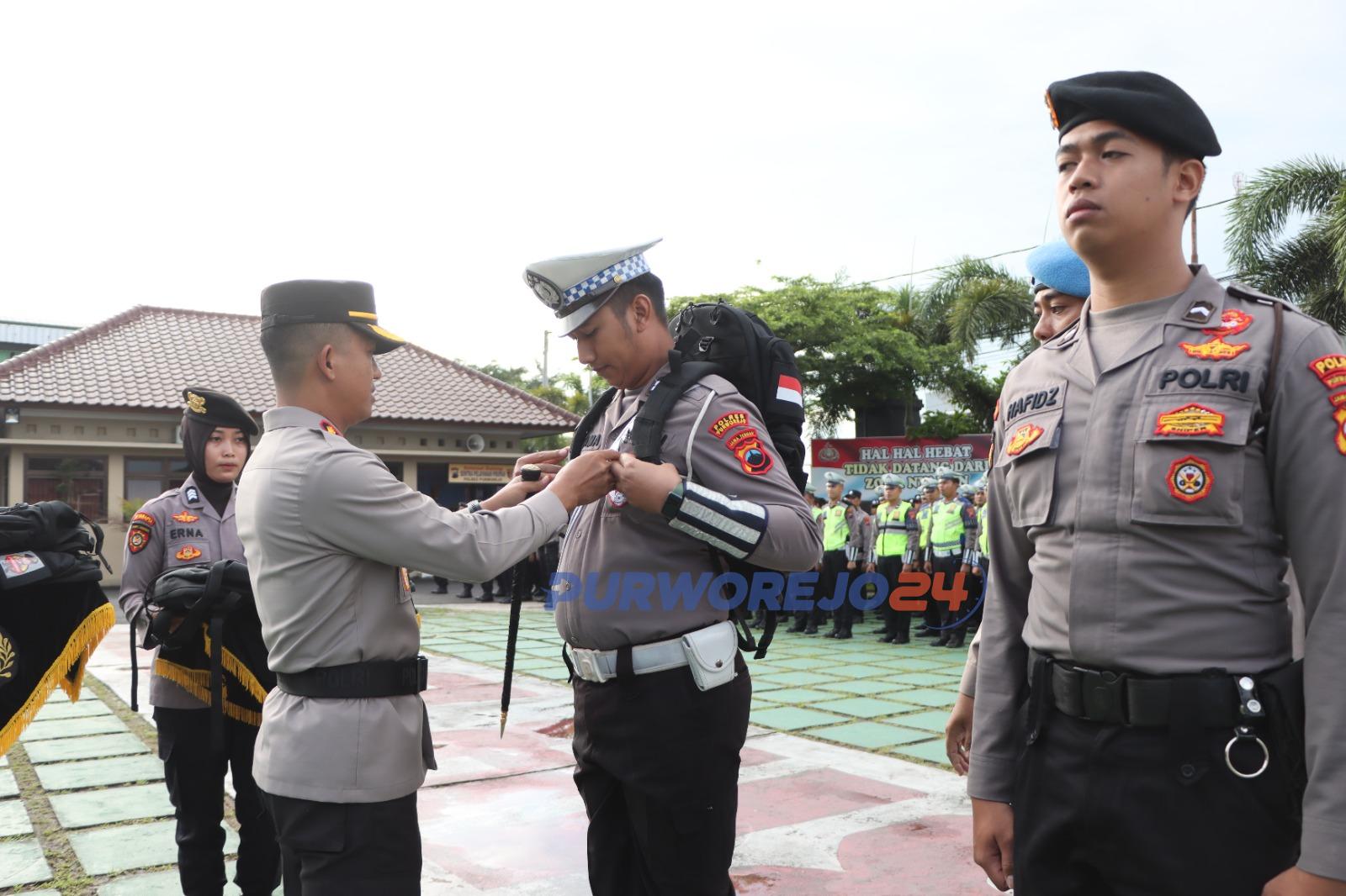 Kapolres Purworejo saat melakukan pengecekan terhadap personil yang akan bertugas mengamankan TPS di pemilu 2024 ini