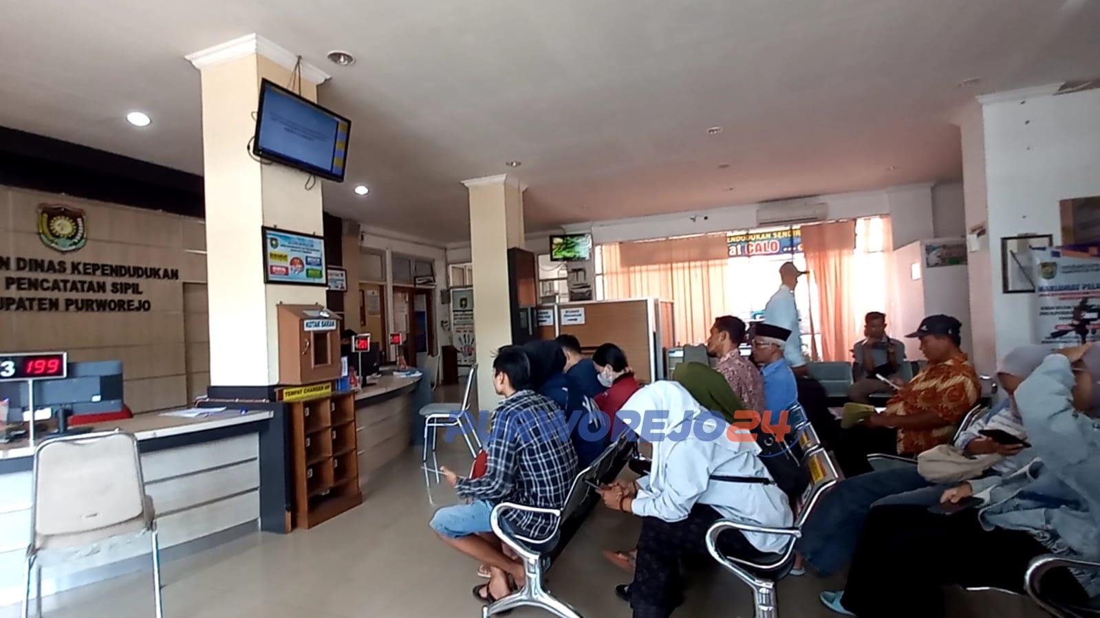 Tampak warga memadati kantor Dukcapil Purwworejo untuk mengurus KTP
