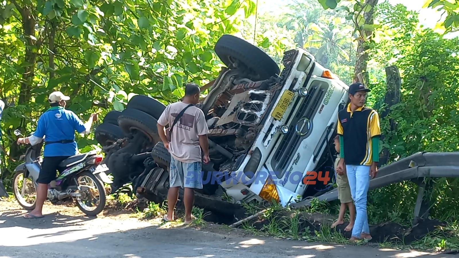 Tampak kendaraan yang mengalami kecekakaan di Jalan Purworejo- Magelang, pada Jumat (16/2/2024)