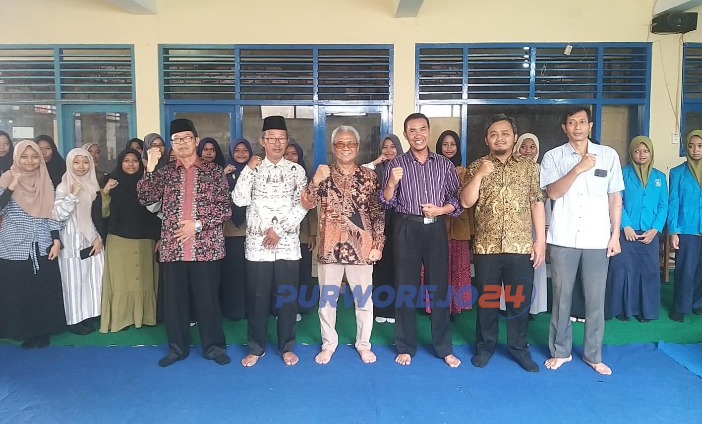 Foto bersama usai menggelar worshop menulis puisi islami
