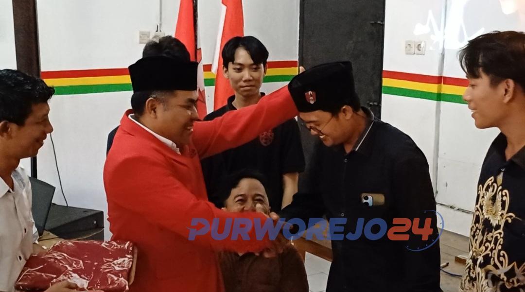 Luhur Lambudi Mulyono saat pakaikan peci kepada Mahestya Andi sebagai tanda restu menjadi ketua DPC GMNI Purworejo