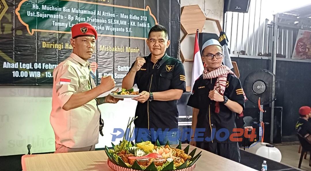 Pemotongan tumpeng tandai Harlah ke-3 GMX Kabupaten Purworejo, yang digelar di Sulthan Kopi and Eatery Purworejo, pada Minggu (4/2/2024)