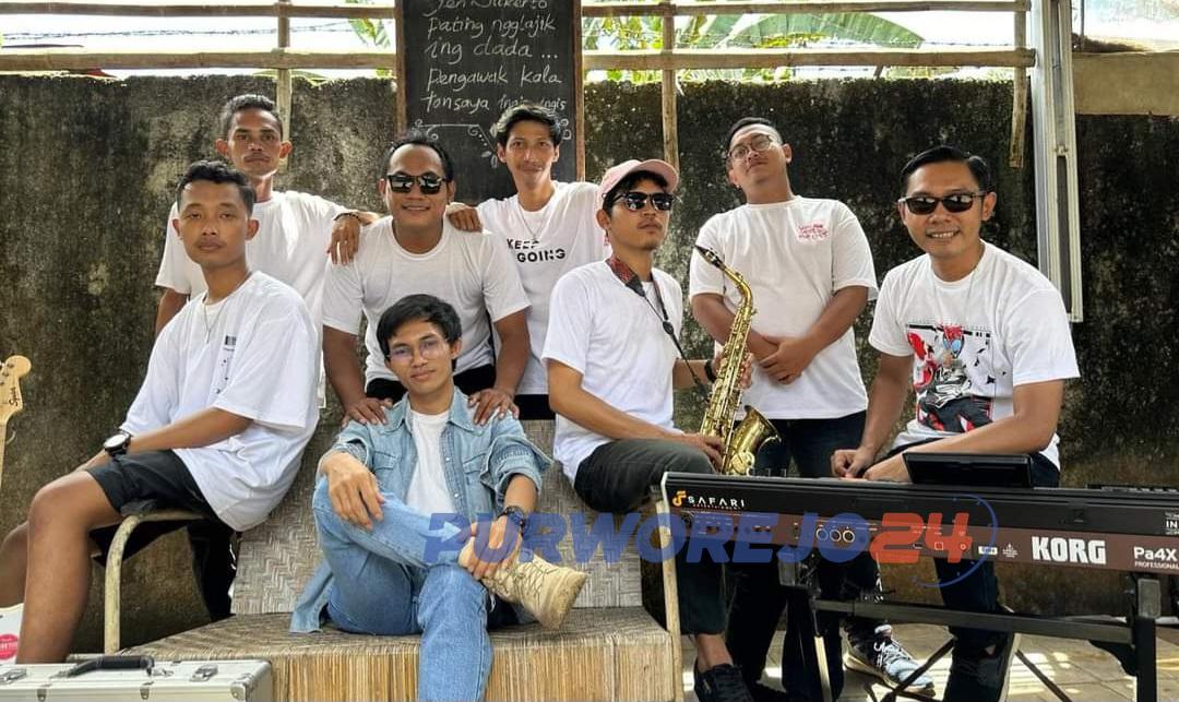 Anjar Duta bersama personil Group Band Musik Koncomesra