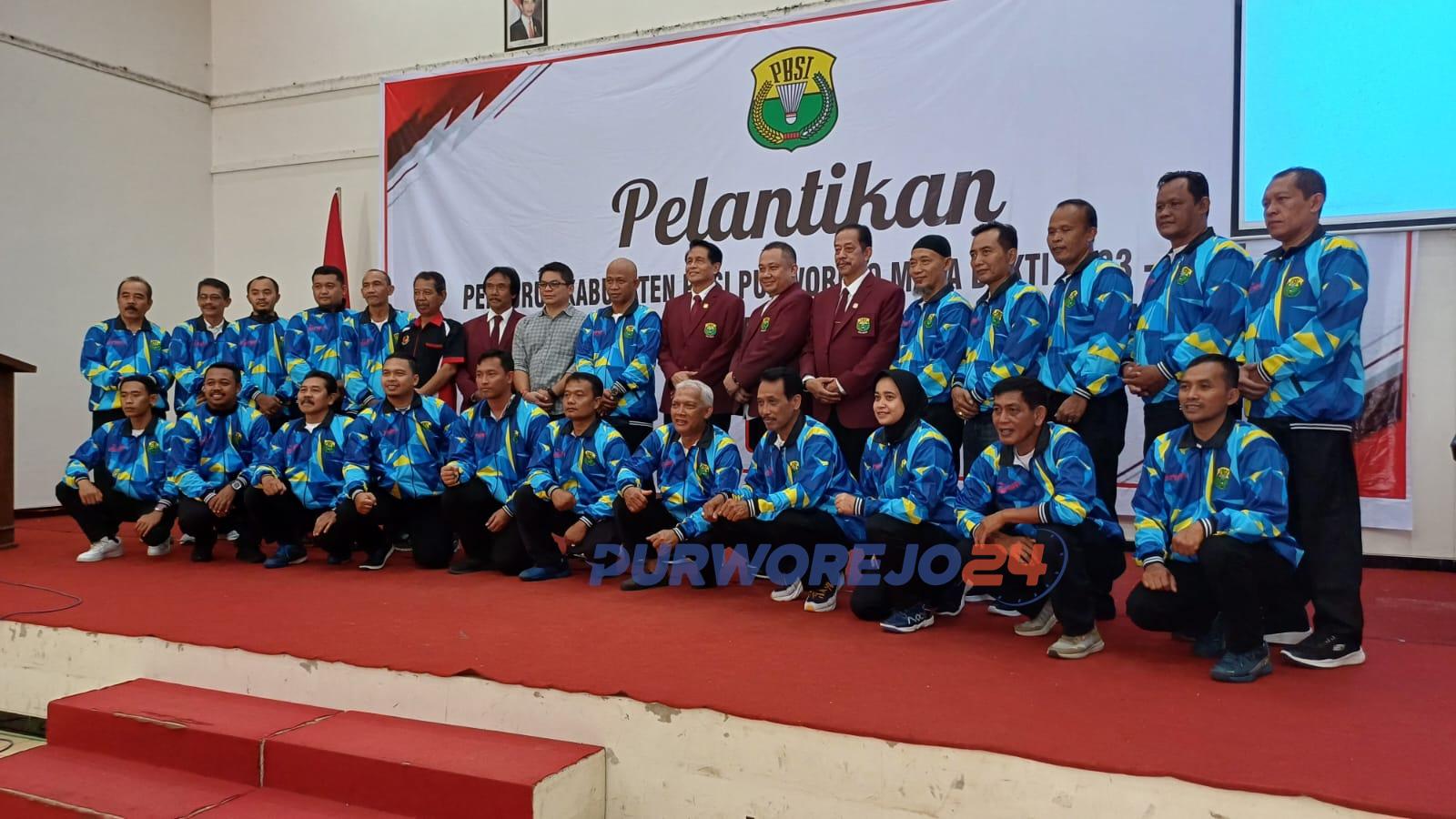 Pengurus PBSI Kabupaten Purworejo masa bakti 2023-2027 berfoto bersama usai pelantikan, pada Sabtu (24/2/2024)