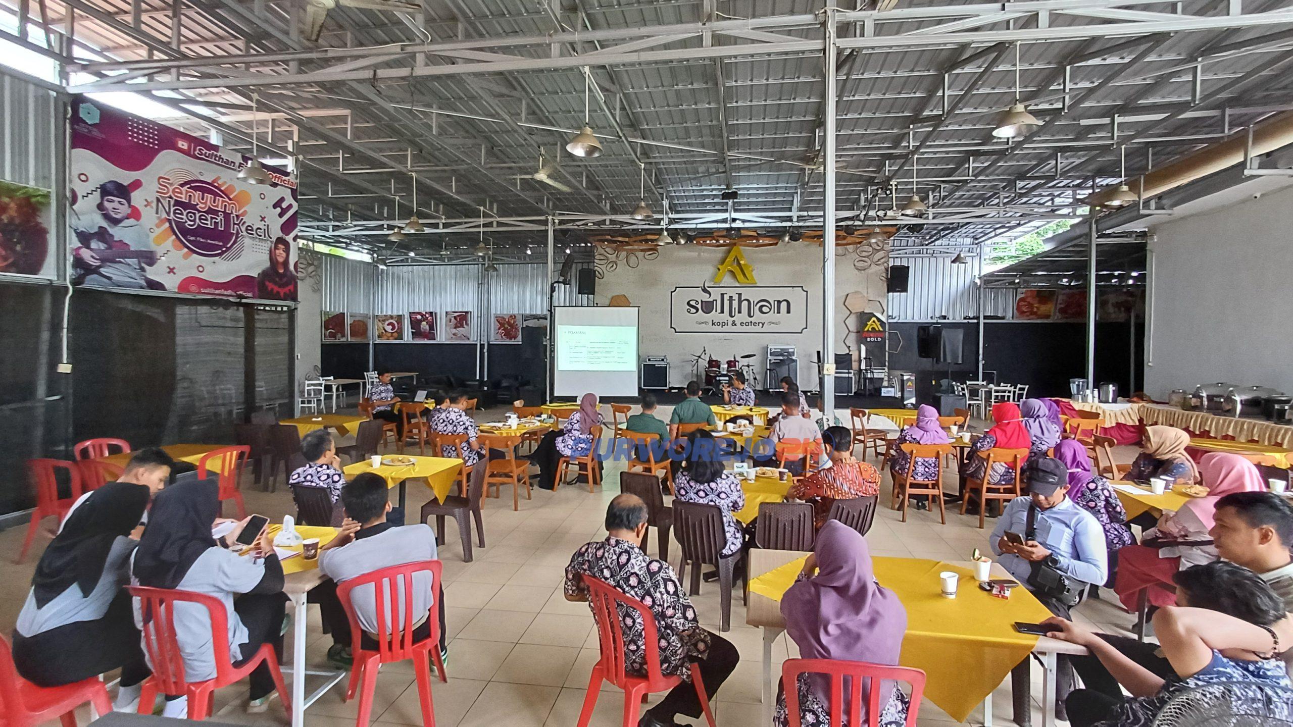 Suasana Rapat Koordinasi Panitia Seleksi dan Pusdiklat Calon Paskibraka Kabupaten Purworejo tahun 2024, di Sulthan Coffe and Eatery Purworejo, pada Kamis (7/3/2024) sore.