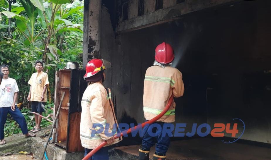 Petugas saat melakukan pemadaman rumah yang terbakar di Desa Kaliwungu, Bruno