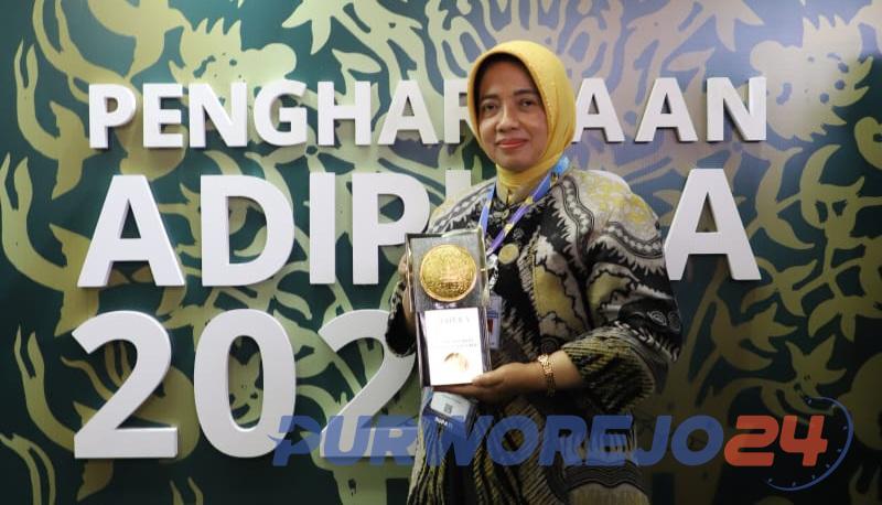 Bupati Purworejo Hj Yuli Hastuti SH saat menerima penghargaan Adipura
