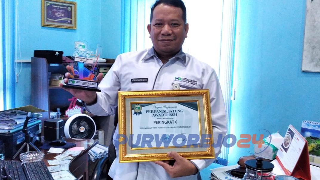 Direktur PDAM Tirta Perwitasasi Purworejo, Hermawan Wahyu Utomo memegang penghargaan sebagai peringkat 6 kategori Platinum dalam Perpamsi Jateng Award 2024