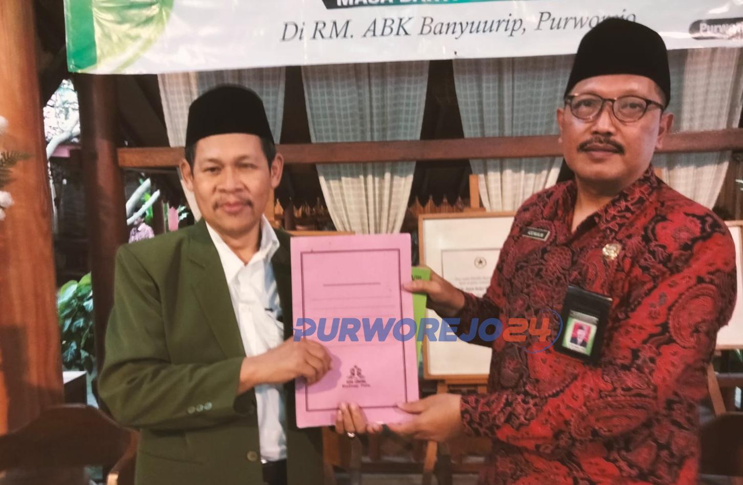 Ketua Dewan Masjid Indonesia (DMI) yang lama yaitu H. Muslikhin Madiani, S.Ag, M.Si bersama Kepala Kemenag Purworejo meminpin Musda DMI Kabupaten Purworejo tahun 2024 di RM ABK Purworejo, pada Rabu (6/3/2024).