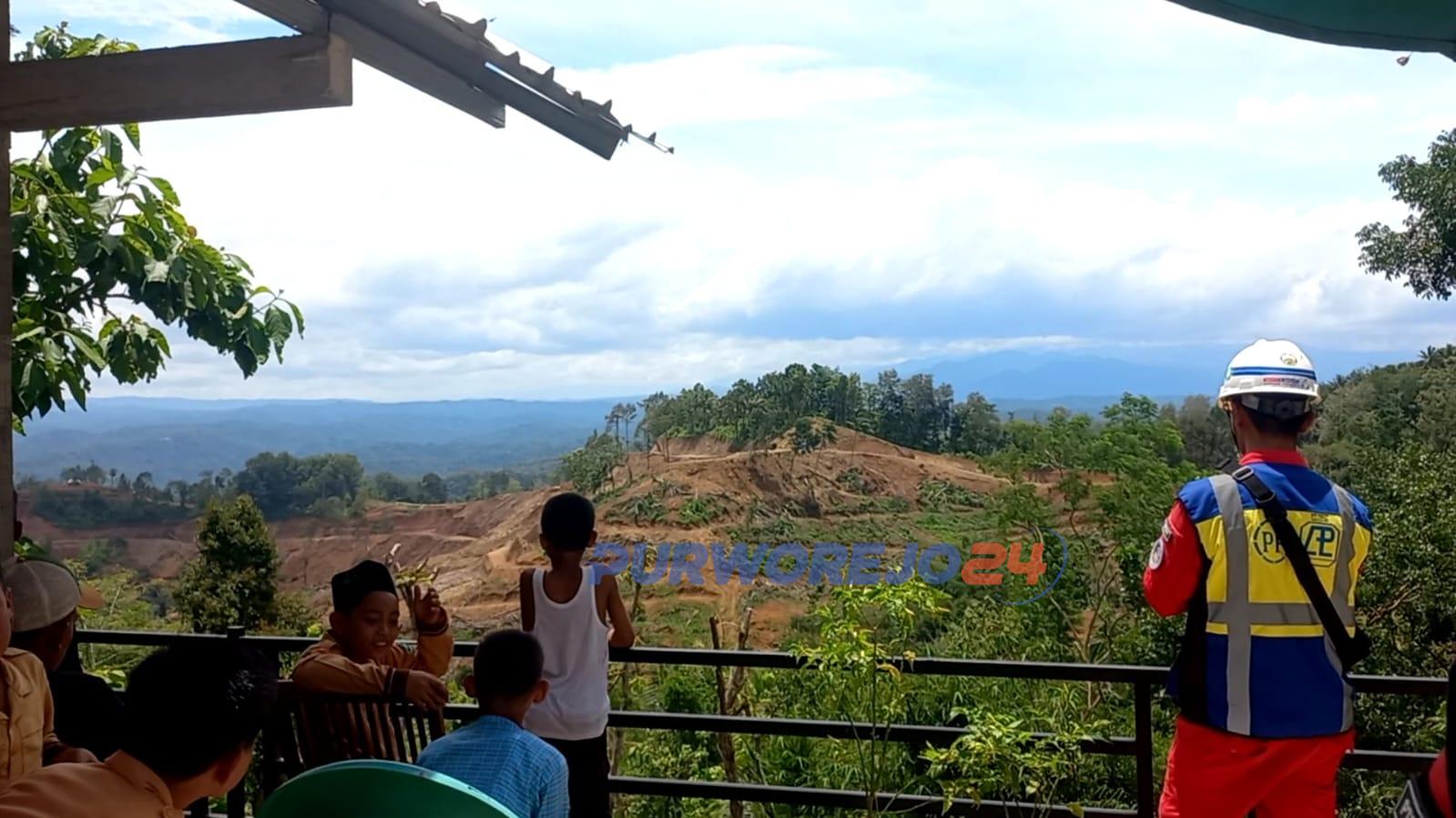 Sejumlah warga tampak menyaksikan uji blasting di Desa Wadas