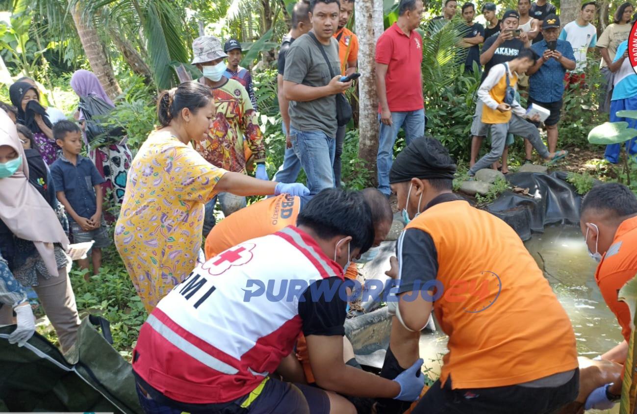 Tim BPBD Purworejo bersama PMI, Inafis, aparat dan warga saat mengevakuasi jenazah Lilis yang meninggal dunia di kolam ikan milik salah satu warga di Desa Sidomulyo, pada Minggu (17/3/2024)
