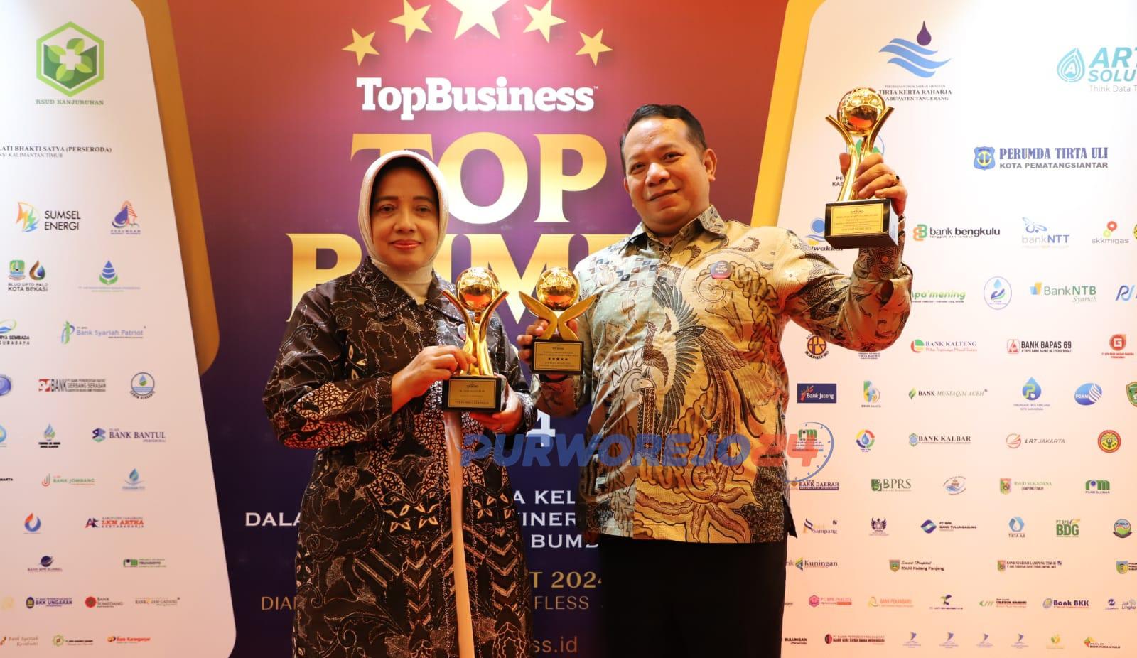 Bupati Purworejo, Yuli Hastuti bersama Direktur PDAM Tirta Perwitasari Purworejo, Hermawan Wahyu Utomo ST MSi, saat menerima penghargaan