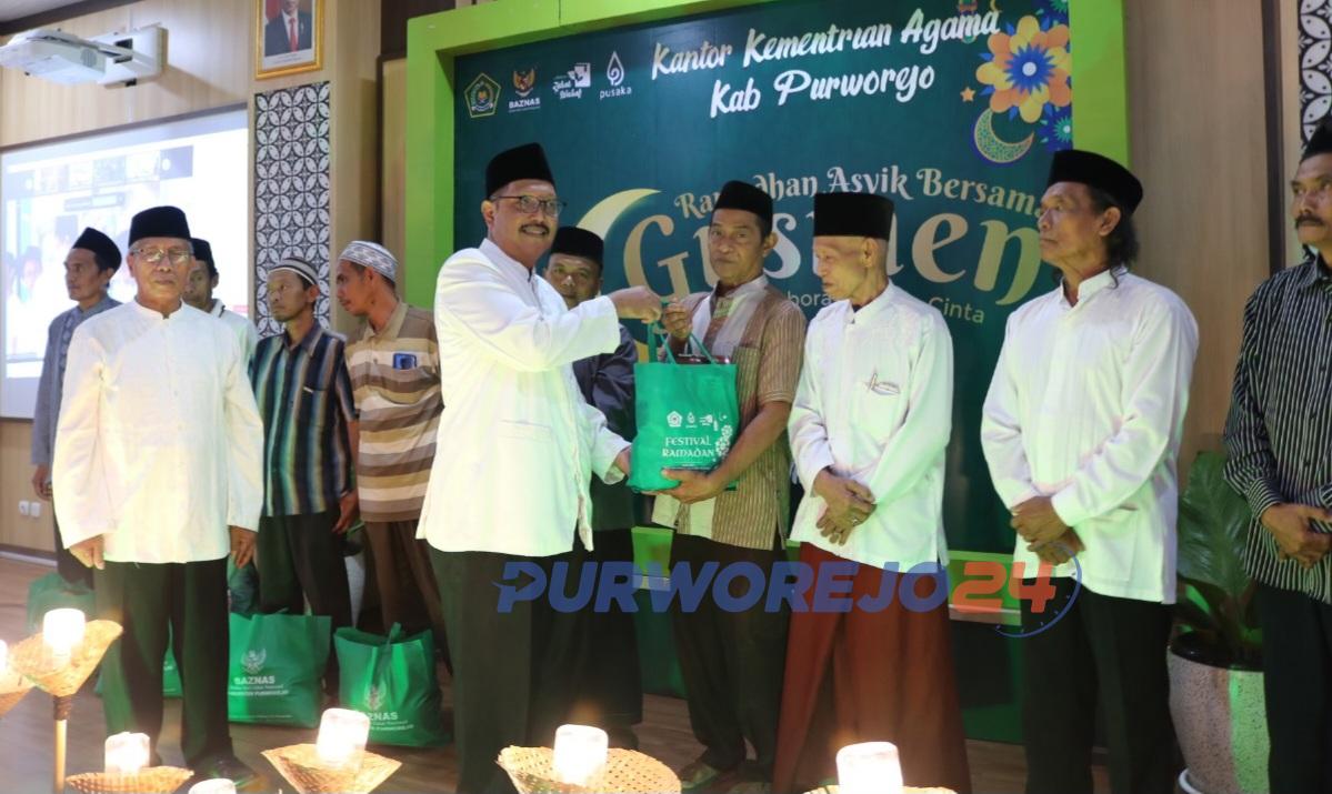 Pemberian paket sembako menjadi salah satu kegiatan Festival Ramadhan yang digelar oleh Kemenag Purworejo, pada Jumat (22/3/2024)