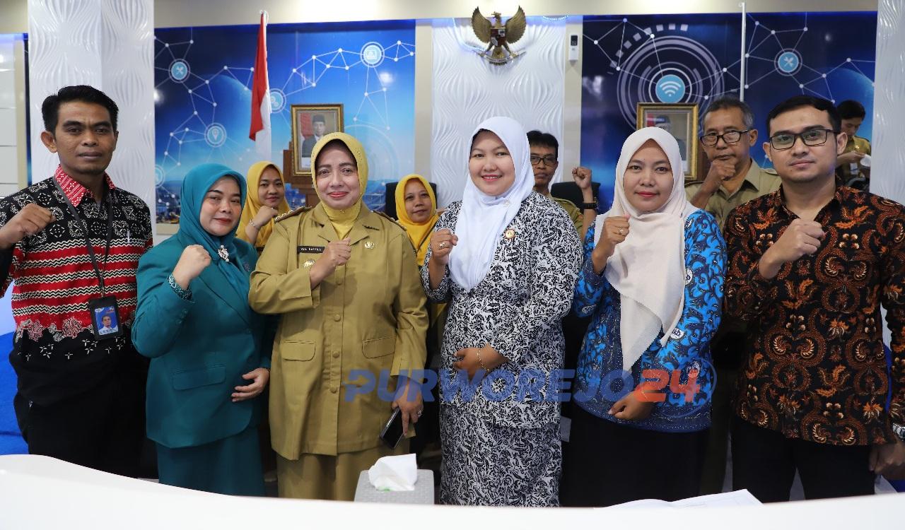 Bupati Pureorejo berfoto bersama TPK Desa Turus usai mengikuti zoom