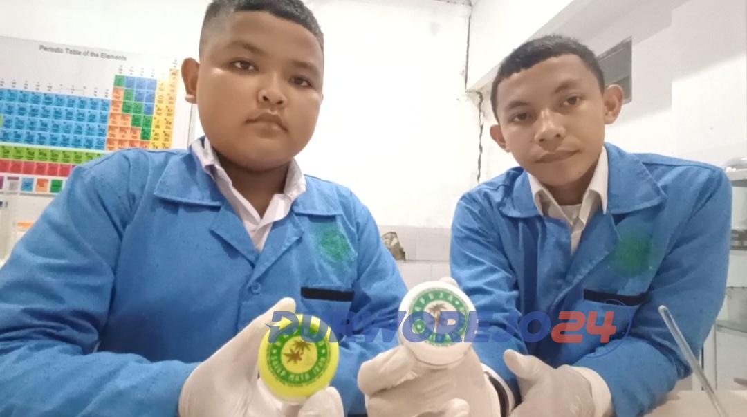 Abdiel Widhia Iswara dan Muhammad Ikhlasul Amal menunjukan hasil inovasi salep mata ikan yang diikutkan dalam kompetisi ISPO 2024
