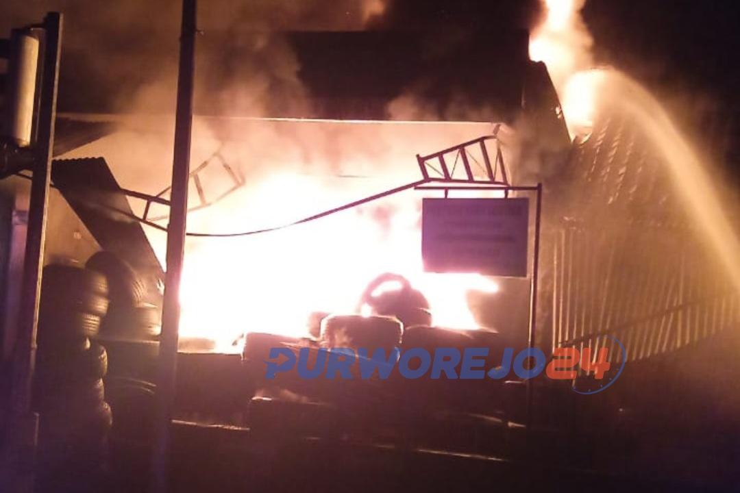 Gudang Ban yang terbakar