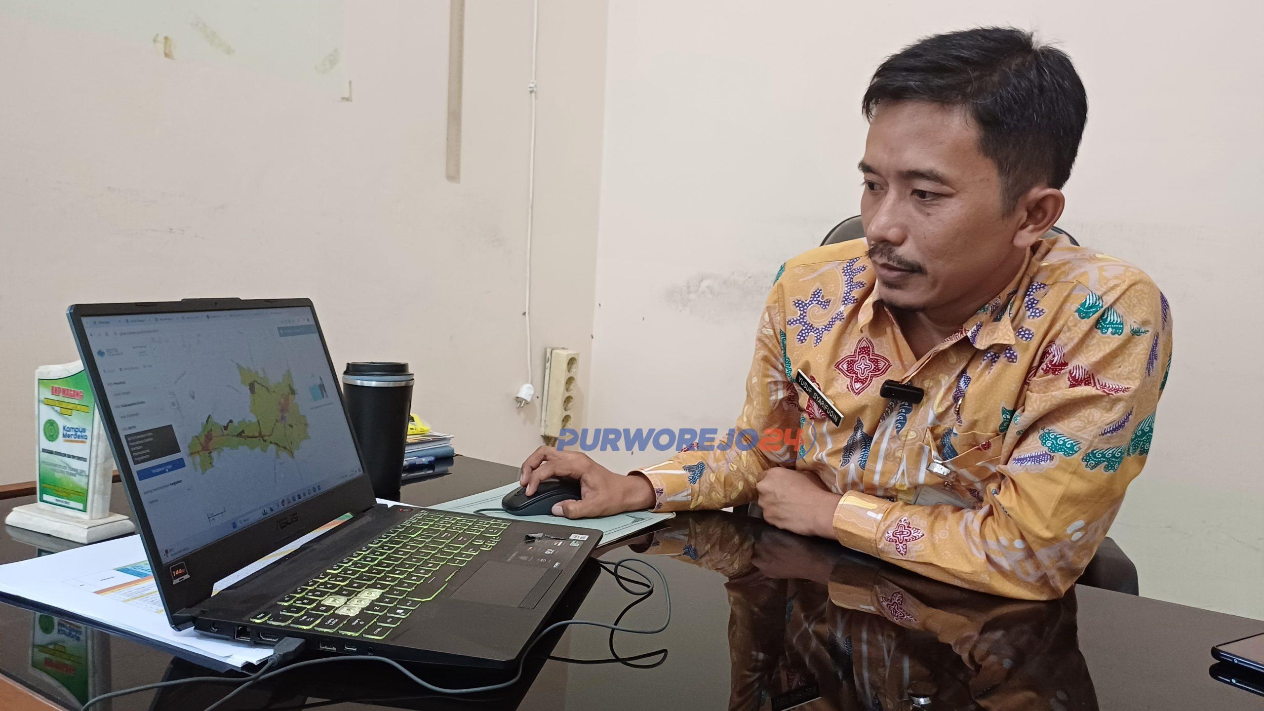 Kepala Bidang Tata Ruang pada Dinas Pekerjaan Umum dan Penataan Ruang (PUPR) Kabupaten Purworejo, Yusuf Syarifudin, saat menunjukkan peta zona RDTR Kawasan Kota Perbatasan atau Border City, dikantornya pada Jumat (19/4/2024)