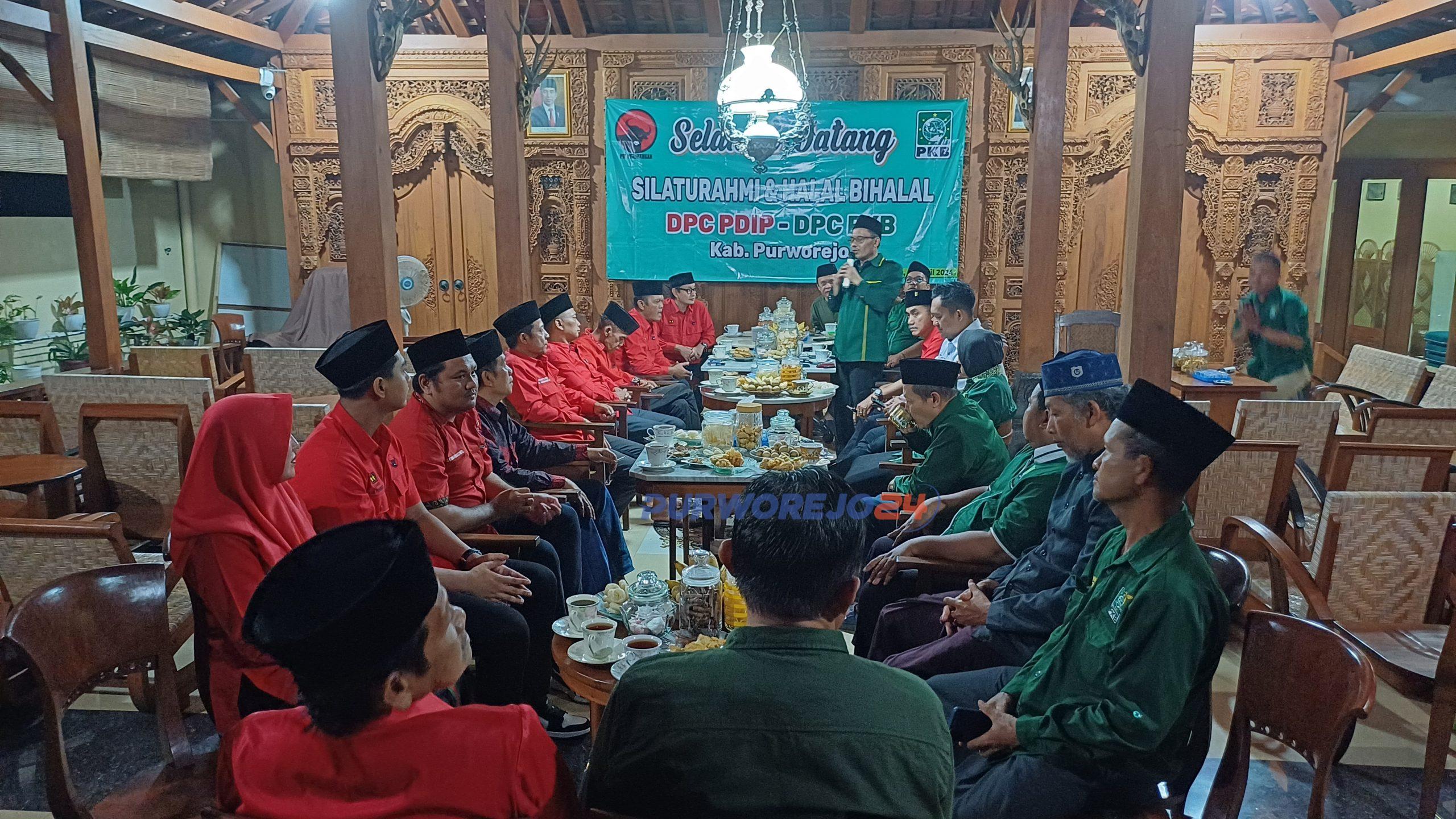 Suasana pertemuan pengurus DPC PDIP dengan DPC PKB Purworejo di Desa Clapar pada Rabu (24/4/2024) malam