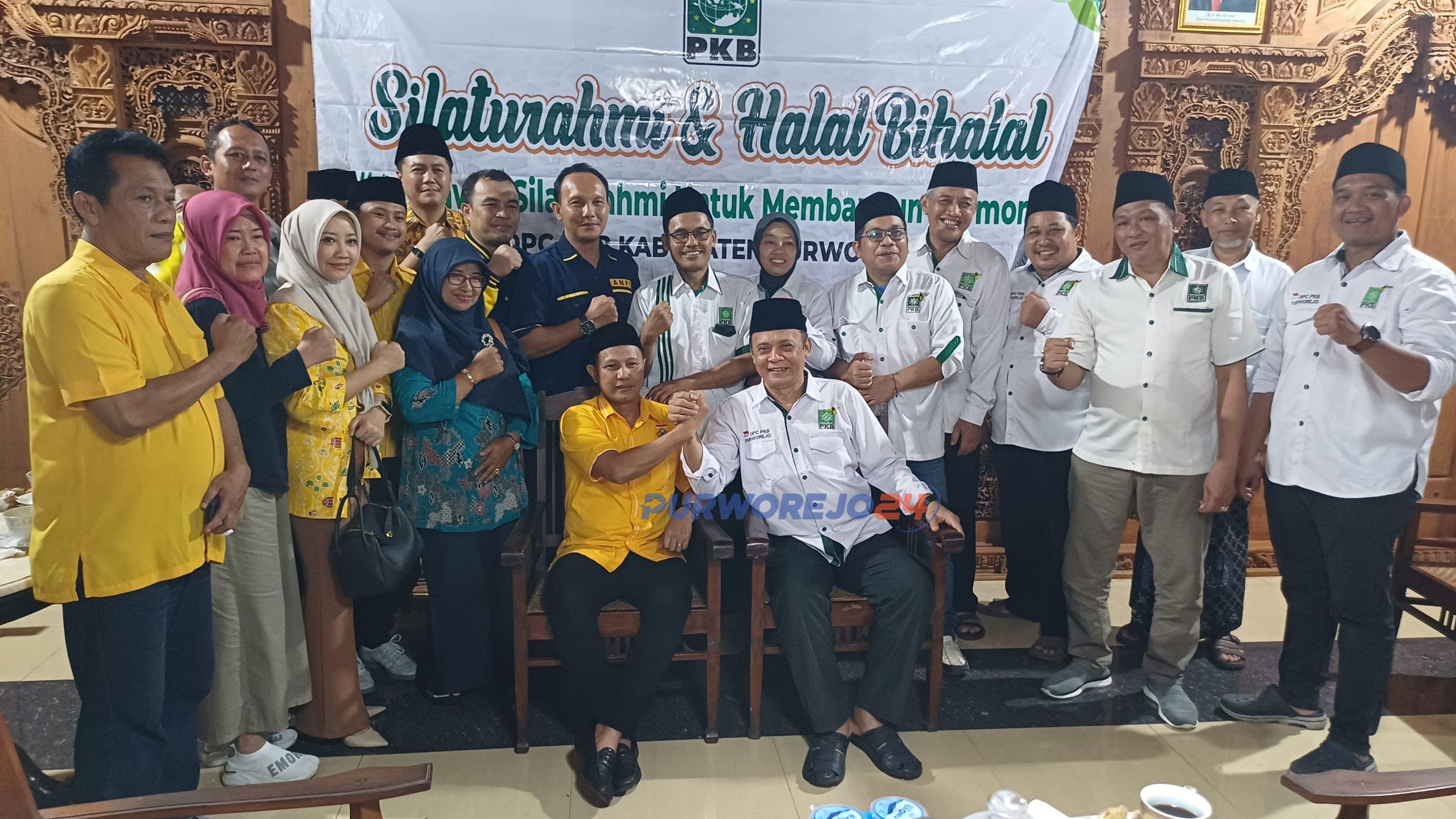 Imam Teguh Purnomo bersama Fran Suhatmaji dan pengurus kedua partai berfoto bersama usai menggelar pertemuan
