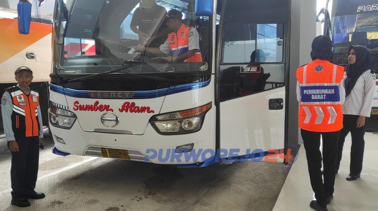 Petugas saat melaksanakan Ramp Check di Terminal Tipe A Purworejo, pada Senin (1/4/2024)