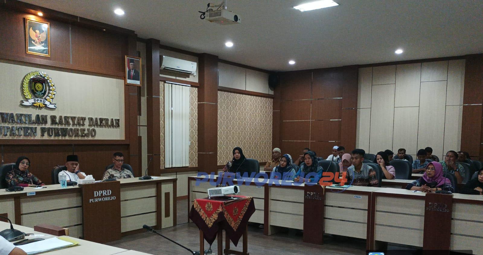 Suasana Public Hearing antara pansus 58 bersama PKL di ruang rapat gedung B DPRD Kabupaten Purworejo, pada Rabu (3/4/2024)