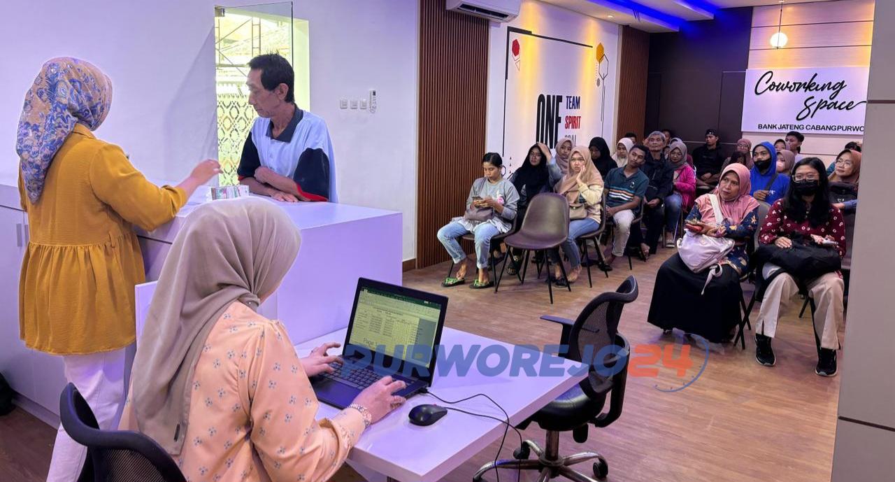 Warga tampak antusias menukarkan uang baru di Bank Jateng Kancab Purworejo, pada Jumat (5/4/2024)