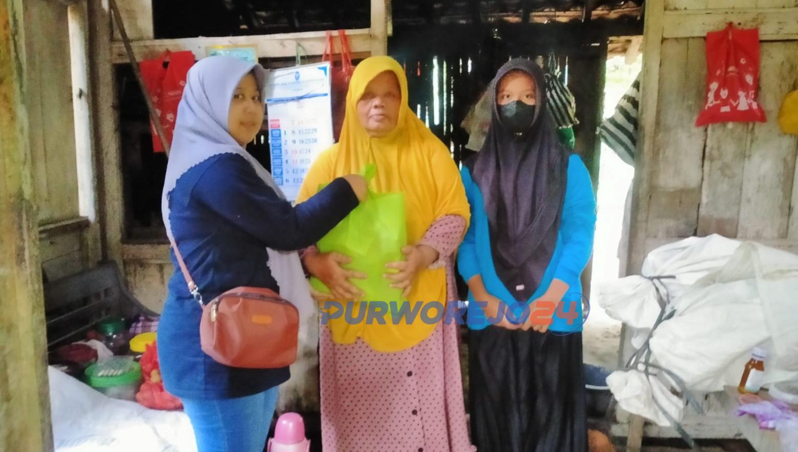 Wali siswa bersama siswa kelas 6 SD Negeri Kaligesing saat memberikan sembako kepada warga yang tinggal disekitar SD, pada Jumat (5/4/2024)