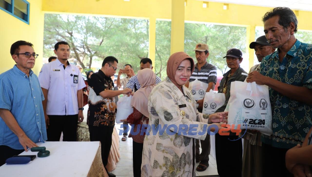 Simbolis, bupati Purworejo, Yuli Hastuti serahkan bekal nelayan kepada para nelayan Kertojayan