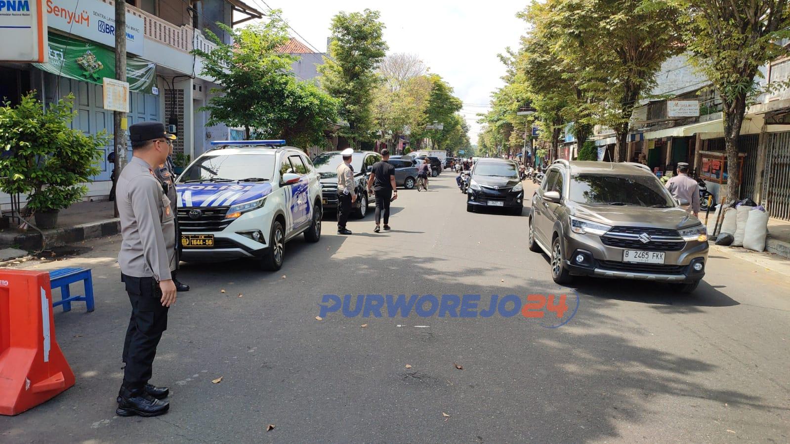 Petugas saat melakukan pengaturan lalu lintas di ruas jalan yang padat kendaraan, pada Minggu (7/4/2024)