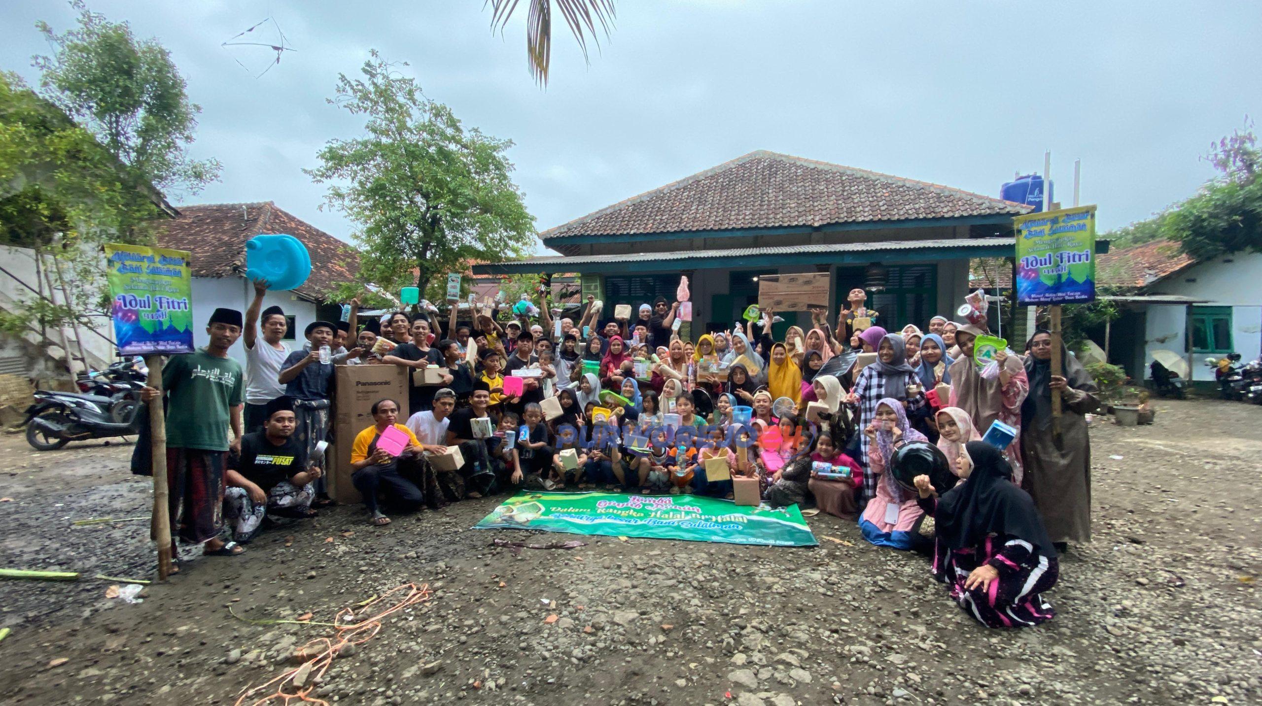 Keluarga besar Dzurriyah KHR Sulaiman Zuhdi Sindurjan berfoto bersama usai mengikuti perlombaan Guyup Rukun, dikomplek Ponpes Nahjatul Munadhirin Sindurjan, pada Minggu (14/4/2024) kemarin.