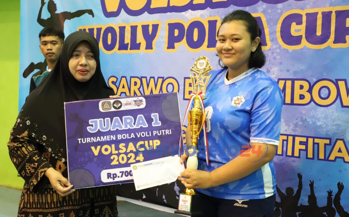 Bupati serahkan hadiah kepada tim volly putri dari SMK N 4 Purworejo yang jadi juara dalam ajang lVolsacup 2024