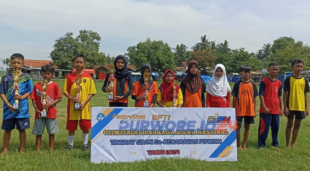 Foto bersama para pemenang O2SN tingkat Kecamatan Pituruh, dilapangan Desa Pituruh, paxa Rabu (24/4/2024)